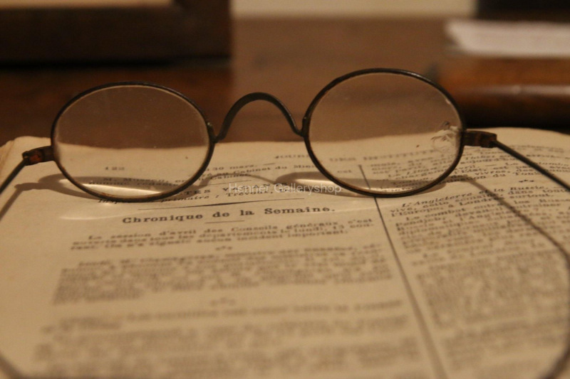 Alte Brille auf altem Dokument