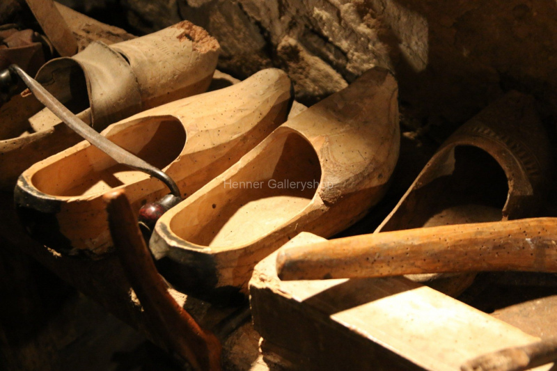 Holzschuhe schnitzen