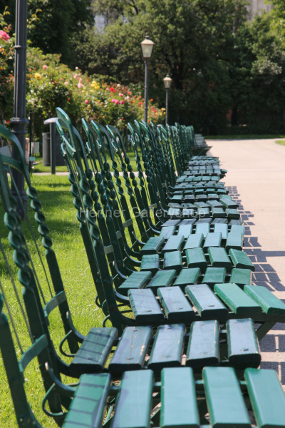 Stühle im Park in einer Reihe