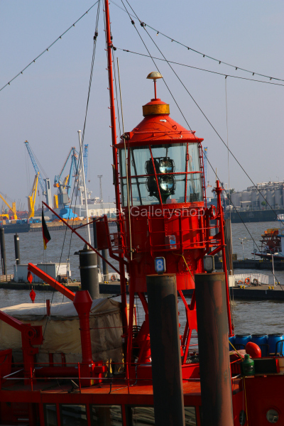 Hamburger Hafen mit Tonne