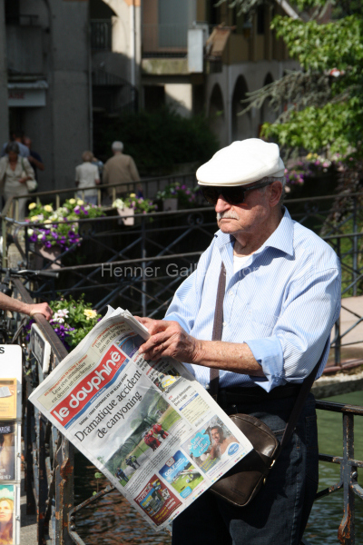 Franzose mit Zeitung