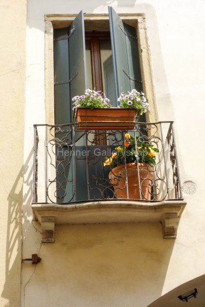 kleiner Balkon mit Blumen
