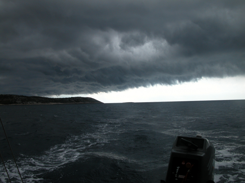 Segelboot, Sturm zieht auf