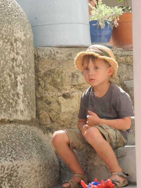 Junge auf Treppe