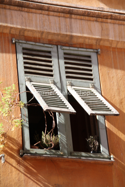 Aufgeklappte Fensterläden, Südfrankreich
