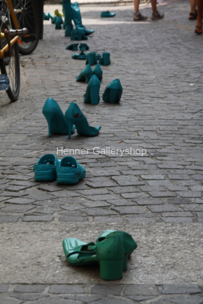 Grüne Schuhe Kunstinstallation