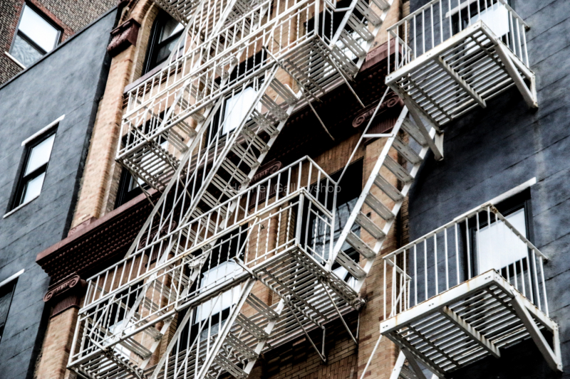 Häuserfassade mit Feuertreppen, New York