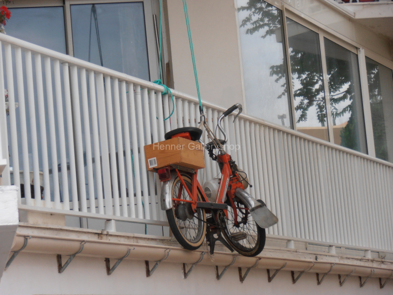Velosolex am Balkongeländer geparkt