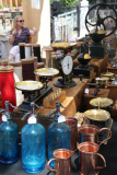 Flohmarkt mit blauen Siphons