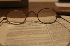Alte Brille auf altem Dokument
