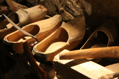 Holzschuhe schnitzen