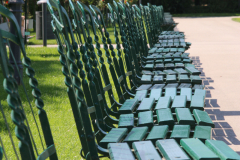 Stühle im Park in einer Reihe