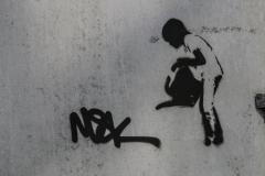 Graffiti Junge mit Gieskanne