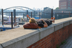 Relaxen am Hamburger Hafen auf Mauer