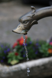 Antiker Brunnen mit laufendem Wasser