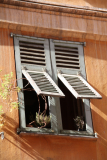 Aufgeklappte Fensterläden, Südfrankreich