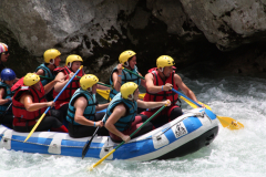 Wildwasserfahrer im Schlauchboot