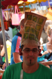 Mann mit Tüte auf dem Kopf
