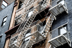 Häuserfassade mit Feuertreppen, New York
