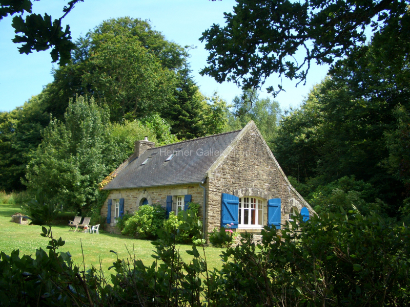 Altes bretonisches Haus mit blauen Fensterläden