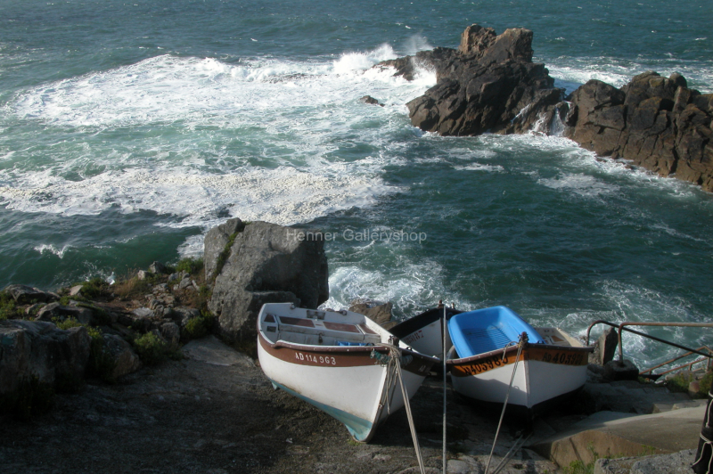Küste mit Brandung, Fischerboote, Bretagne