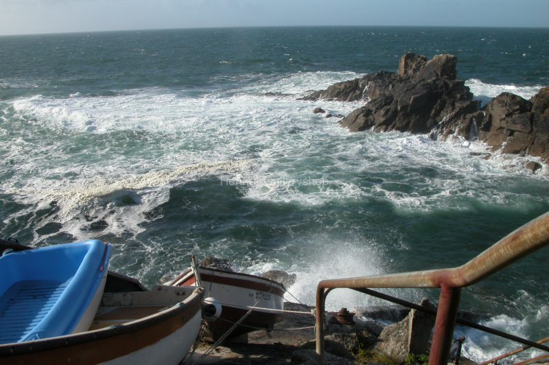 Küste mit Brandung, Fischerboote, Bretagne