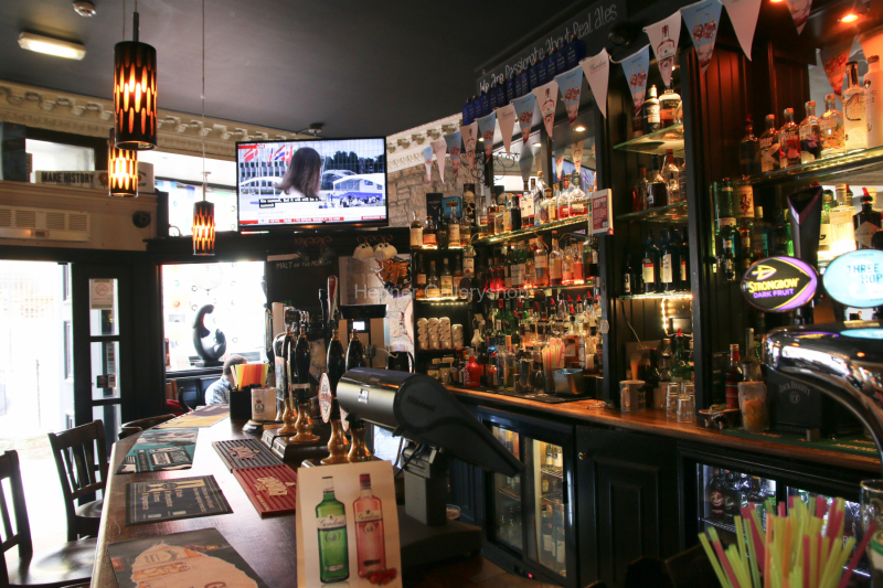 Bar mit Trresen