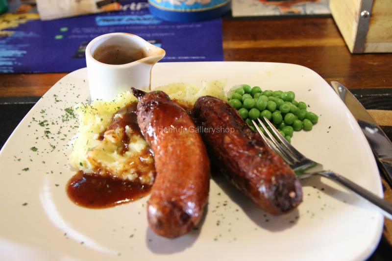 Bratwurst mit Kartoffelpüree und Erbsen, England