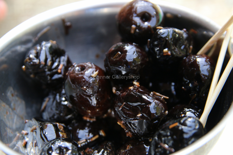 schwarze Oliven in Schale