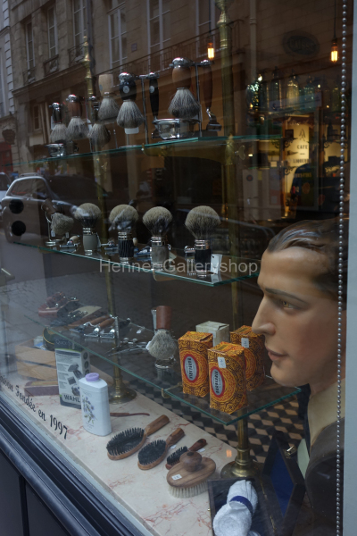 Männeroberkörper im Schaufenster, Barbier