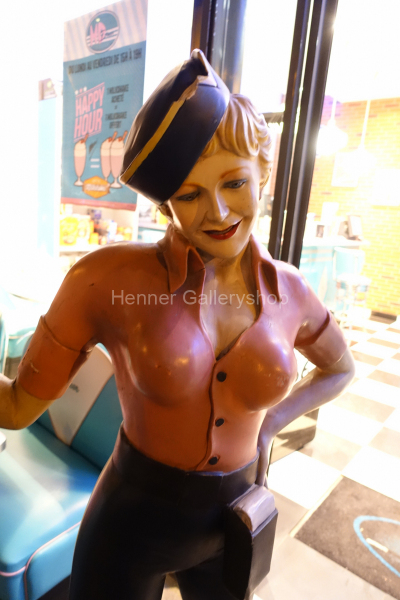 Figur, weiblich vor Restaurant