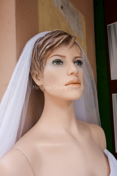 Schaufensterpuppe mit Brautschleier