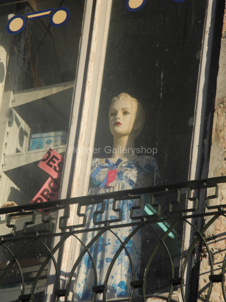 Frau, Schaufensterpuppe hinter Fenster