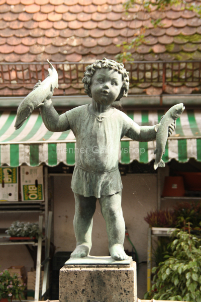 Brunnenfigur mit Fischen, München Pasing