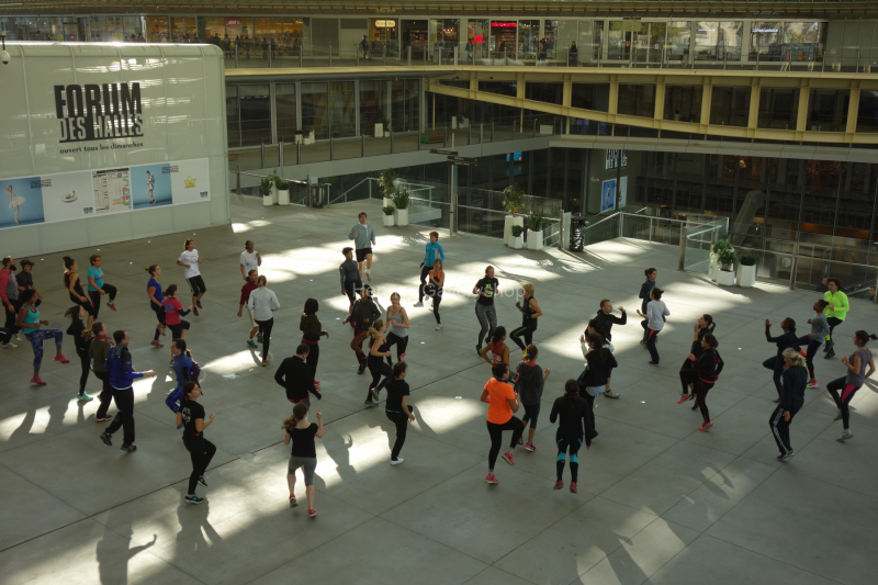 Tanzgruppe im Forum des Halles,  Paris