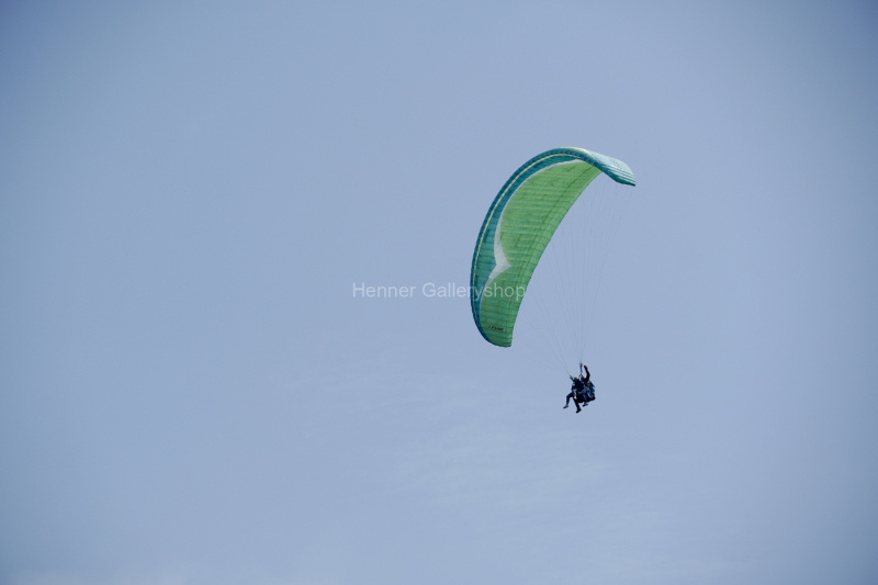 Gleitschirmflieger am Himmel