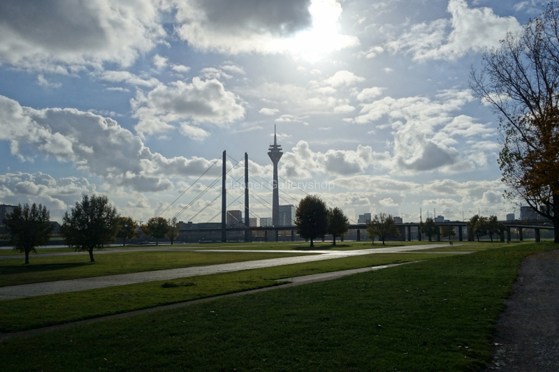 Düsseldorf mit Rheinbrücke und Funkturm