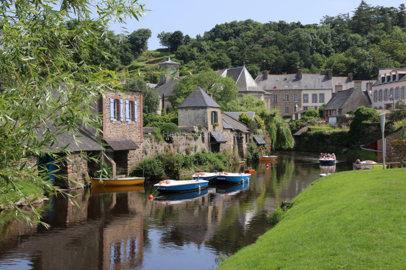 Alte Stadt am Fluss, Bretagne