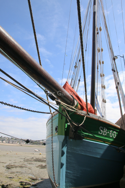 Altes Segelschiff bei Ebbe im Hafen