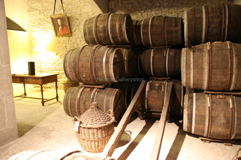 Alter Weinkeller mit Holzfässern