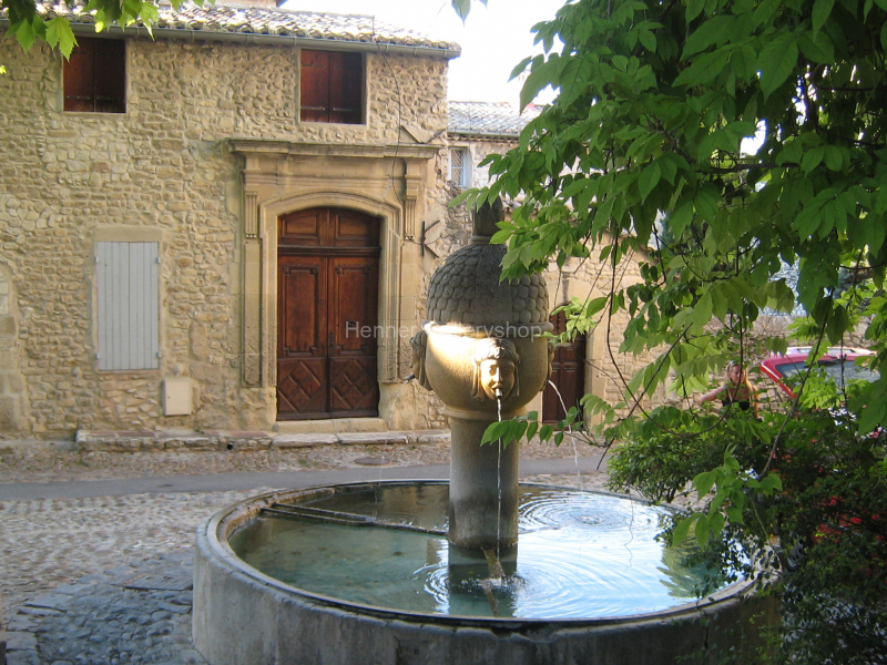 Alter Ort mit Brunnen
