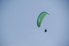Gleitschirmflieger am Himmel