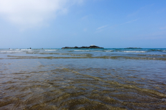 Auflaufende Flut am Strand