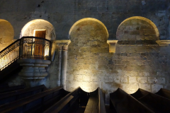 Beleuchtetes Kirchenschiff