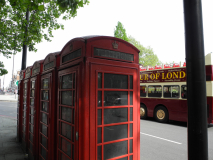 Rote Londoner Telefonhäusschen und Siteseeingbus