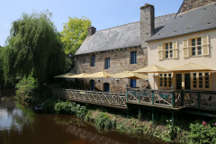 Restaurant am Fluß, Bretagne