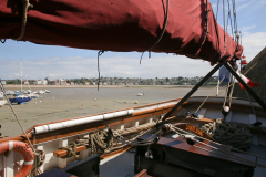 Altes Segelschiff bei Ebbe im Hafen
