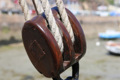 Segelbeschlag aus Holz am Hafen