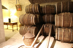 Alter Weinkeller mit Holzfässern