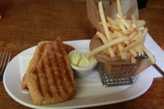 Croque Monsieur mit Pommes Frites